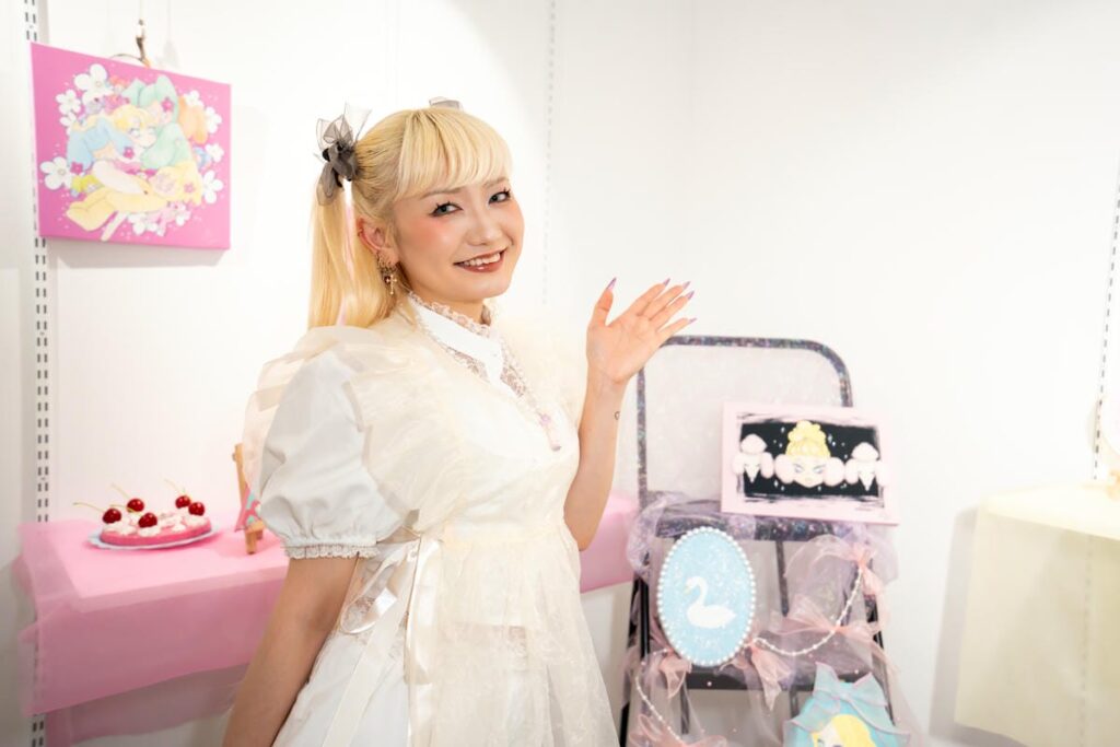 ショーガールとイラストレーターの二刀流、KARENの個展「Obscurity」が4月24日～4月26日まで渋谷で開催中！