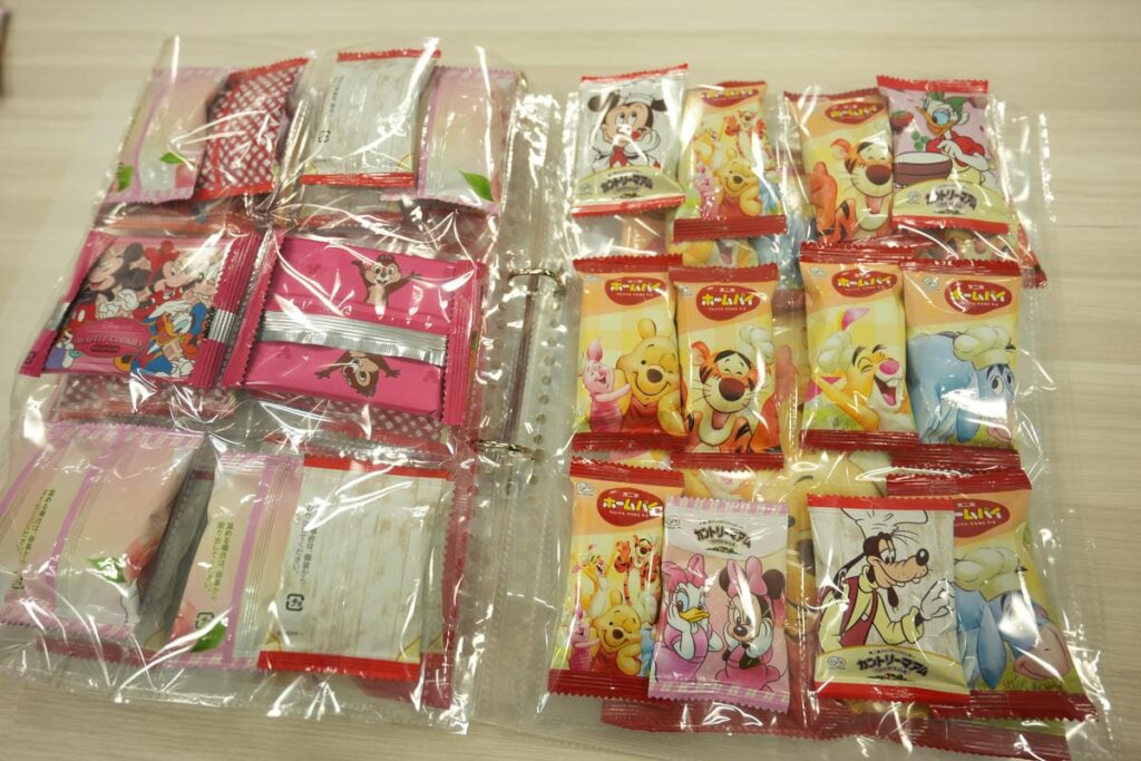 シール帳の次のブームは「お菓子帳」！ディズニーストアで販売しているパッケージも可愛いお菓子や、お菓…