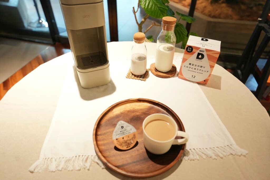 UCCのカプセル式ドリップコーヒーシステム「ドリップポッド」　から、ミルクと合わせることで完成するカフ…
